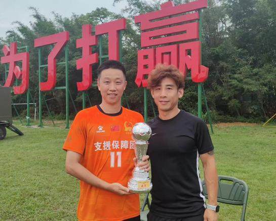 诠释着军人, 都凝聚着他 诠释着军人, 都凝聚着他